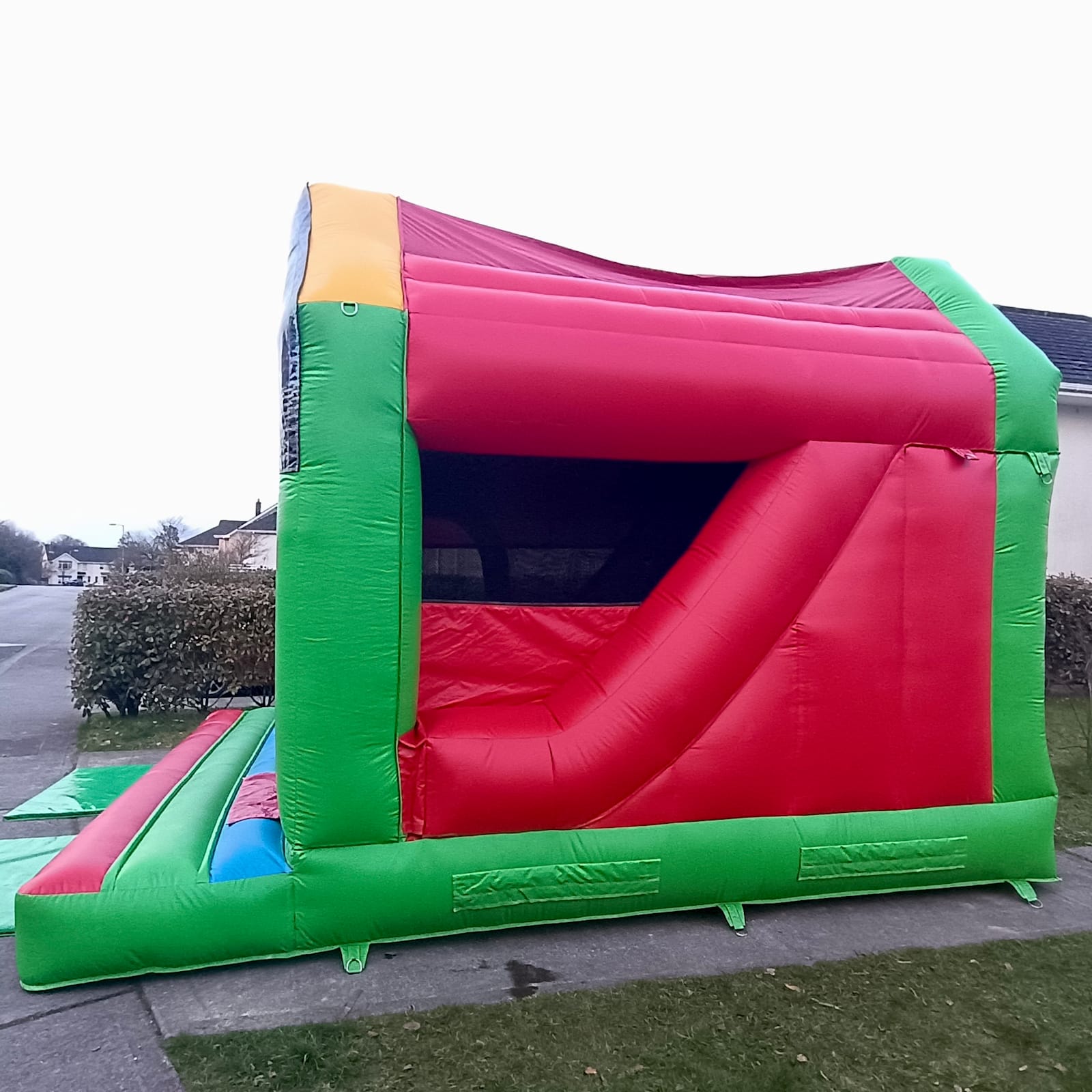 LOL Surprise Castle, Large slide 17x17ft