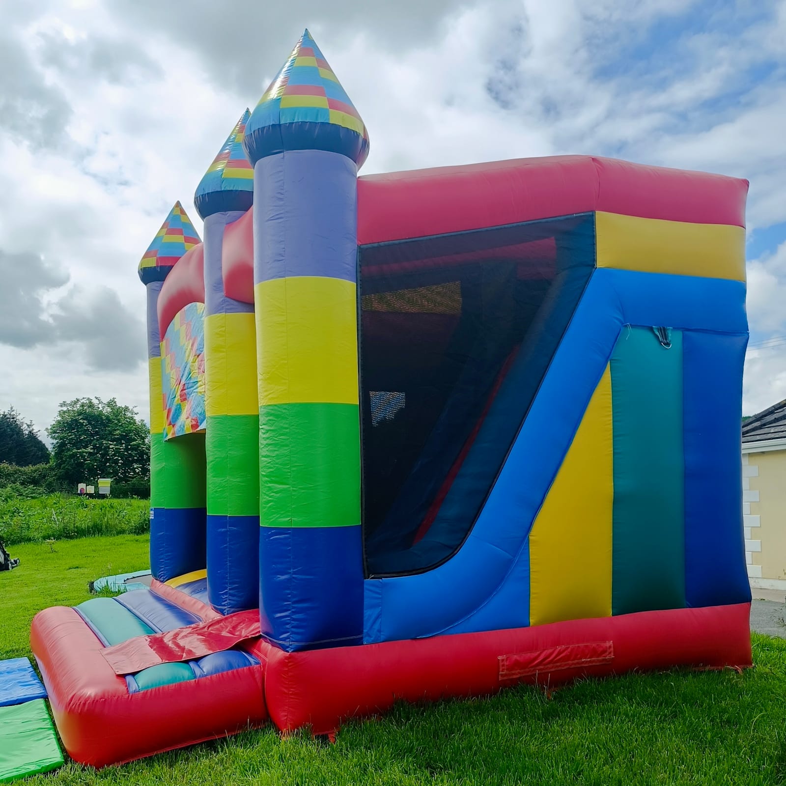 Multicoloured Castle, Xl slide 17x14ft