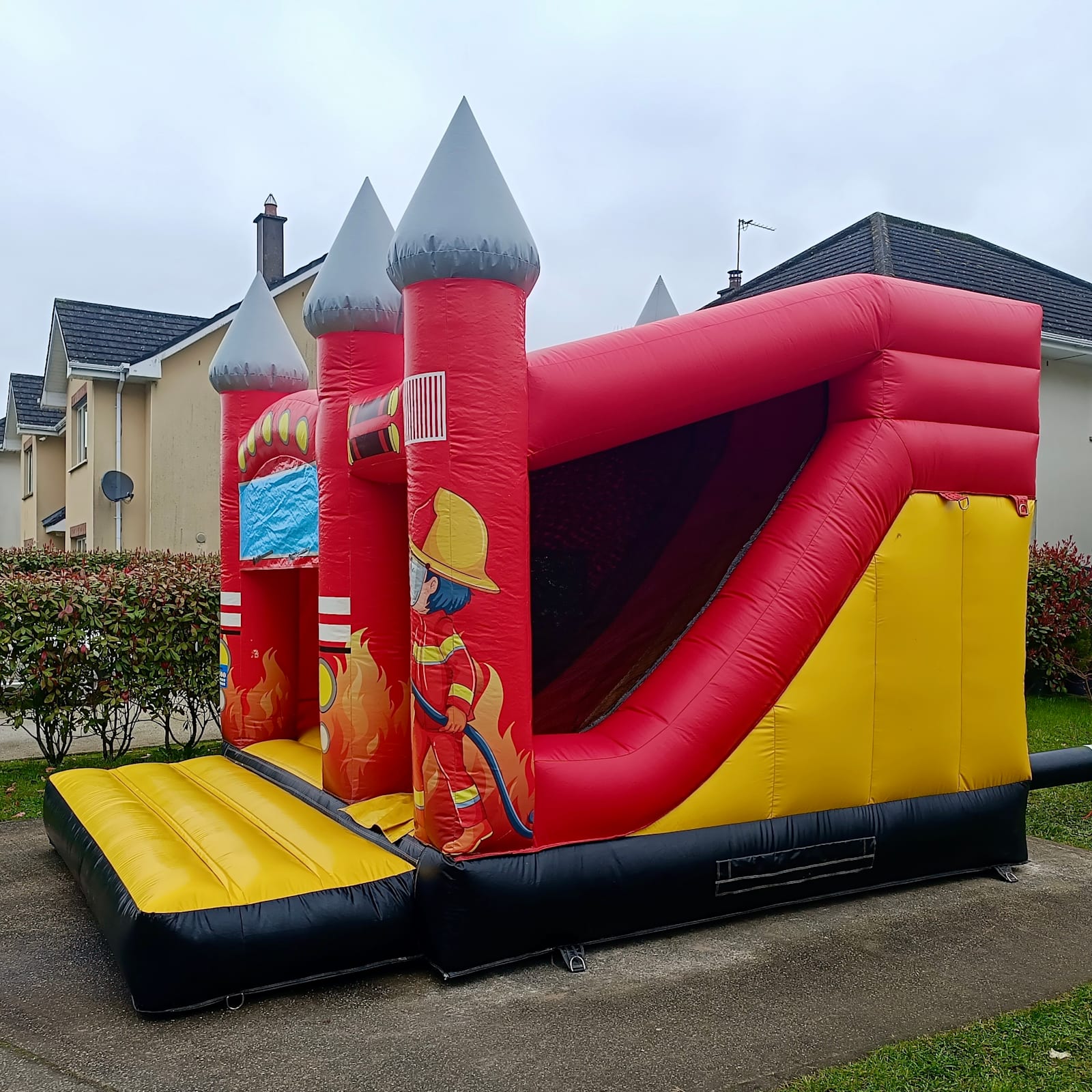Firetruck Castle, Large slide 17x14ft
